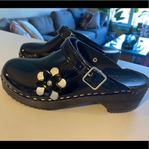 Black Patent Leather Hanna Andersson Holiday Clogs